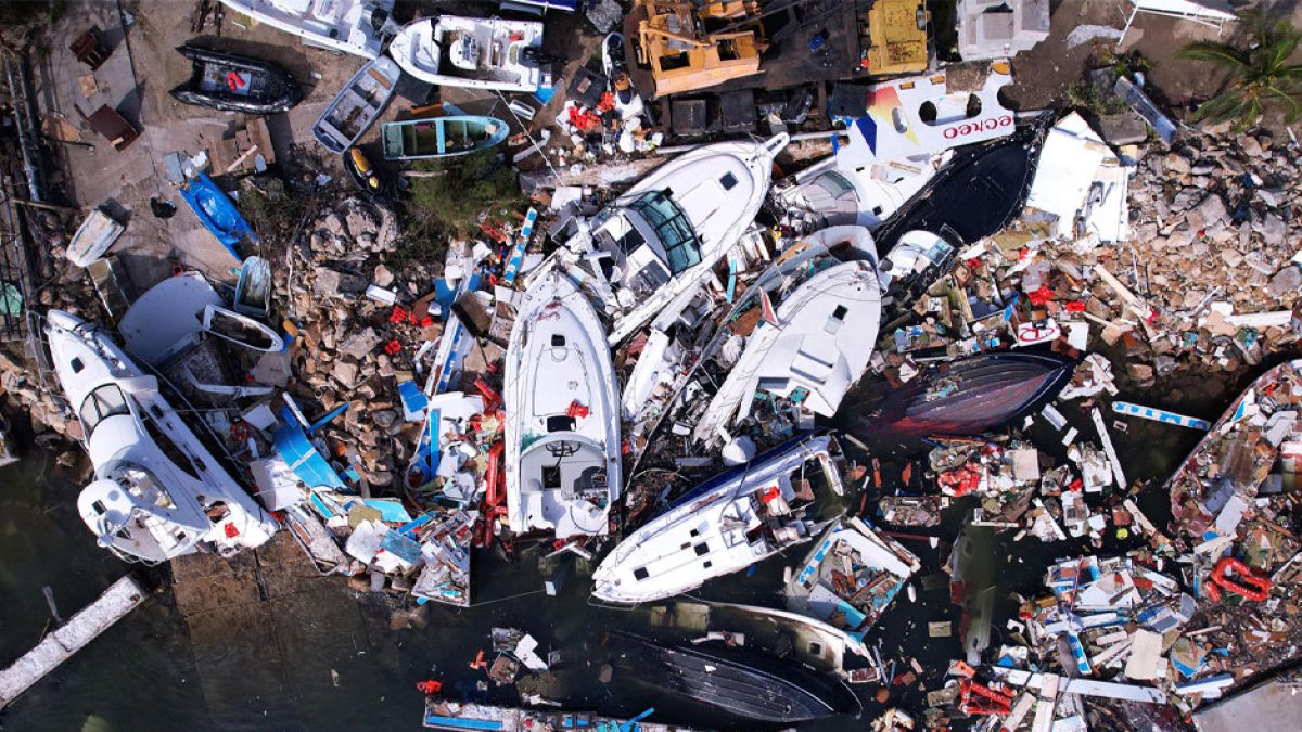 Fotografía aérea que muestra el club de yates de Playa Manzanillo tras el paso del huracán Otis hoy, en Acapulco (México)