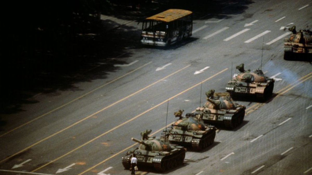 Icónica fotografía de un hombre frente a unos tanques tras la masacre de Tiananmen.