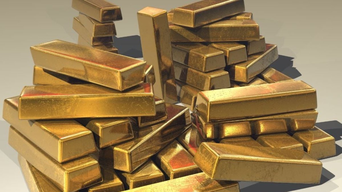 Imagen de archivo de lingotes de oro apilados.