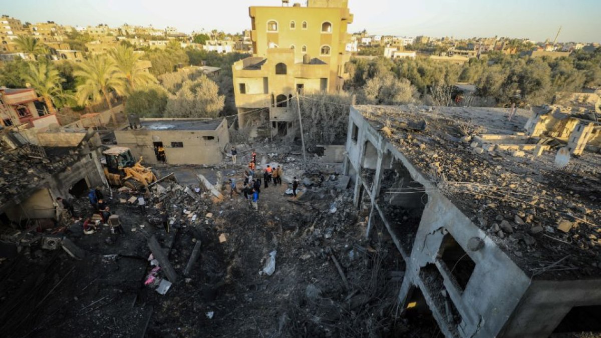 Ruinas después de un ataque aéreo en la ciudad de Khan Younis, Gaza.