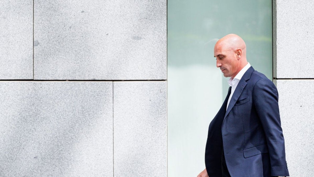 September 1, 2023, Madrid, Madrid, Spain: Luis Rubiales, former president of the Spanish football federation, leaves the Audiencia Nacional court with his lawyer Olga Tubau, after declaring before the judge in the case of the kiss at the football player Jenni Hermoso, on September 15, 2023 in Madrid, Spain (Credit Image: Â© Alberto Gardin/ZUMA Press Wire)
