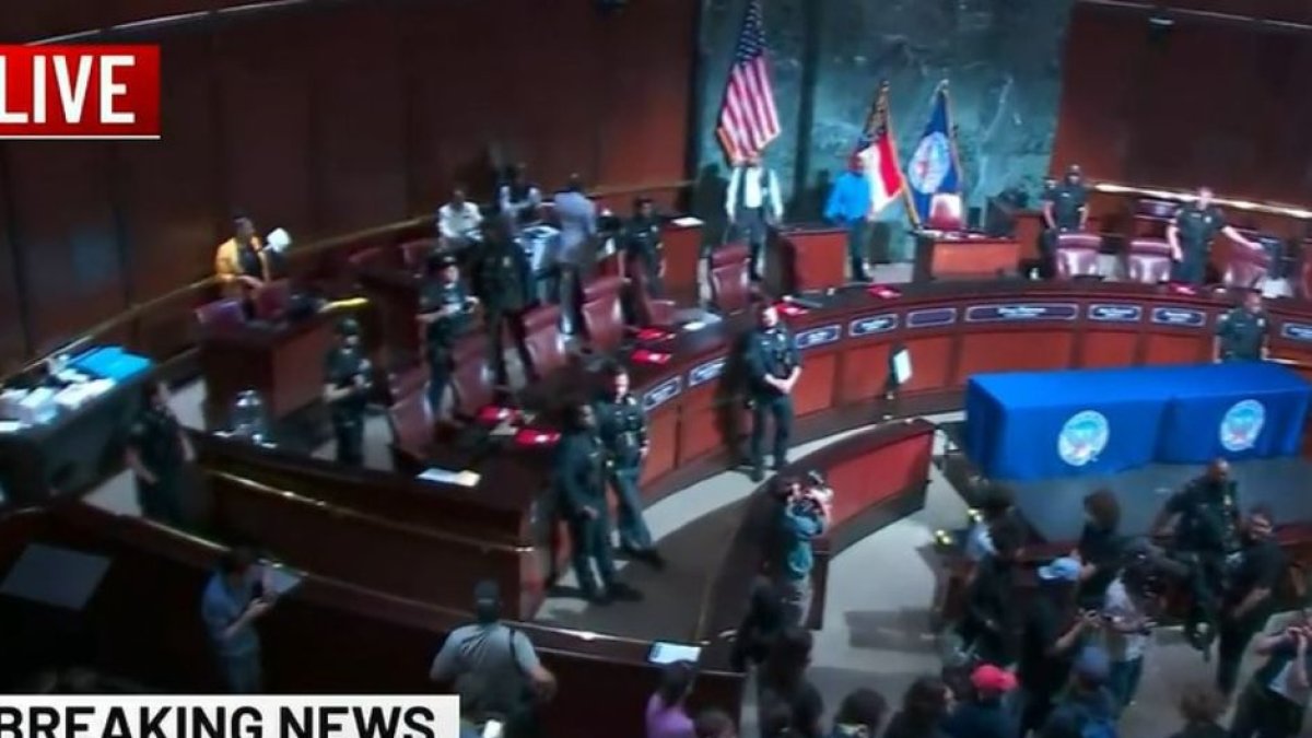 Captura de vídeo de Atlanta News First durante los incidentes en la votación en el Ayuntamiento de Atlanta para financiar el nuevo centro de seguridad.