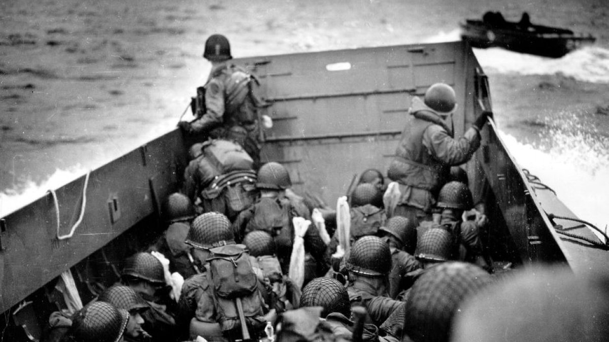 Soldados norteamericanos a bordo de una lancha antes de desembarcar.