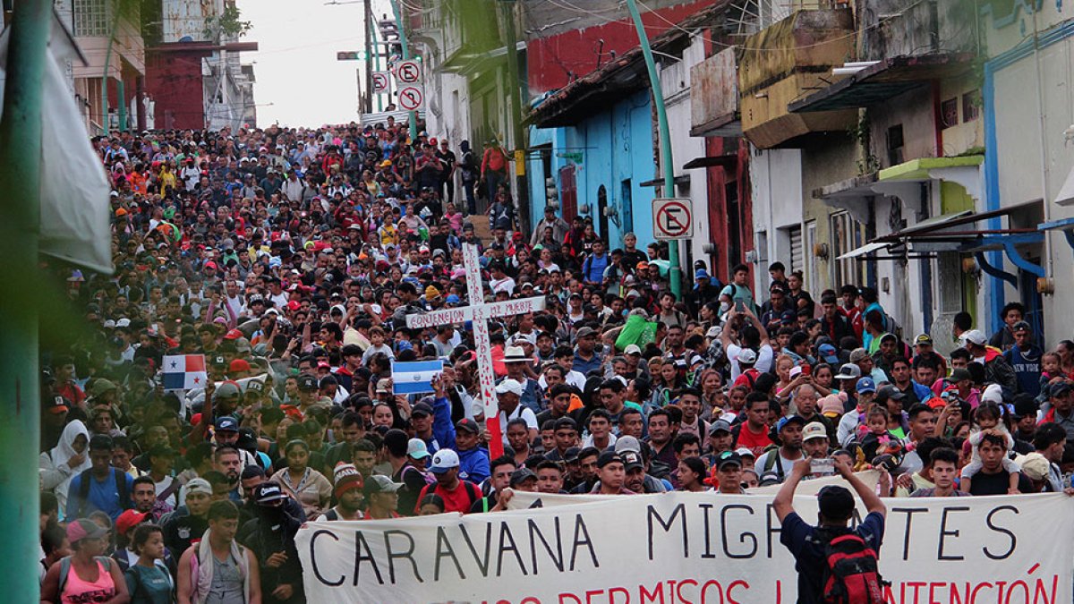 Fotografía aérea de inmigrantes caminando en caravana hoy, para intentar llegar a EEUU desde la ciudad de Tapachula, estado de Chiapas (México). EFE/Juan Manuel Blanco