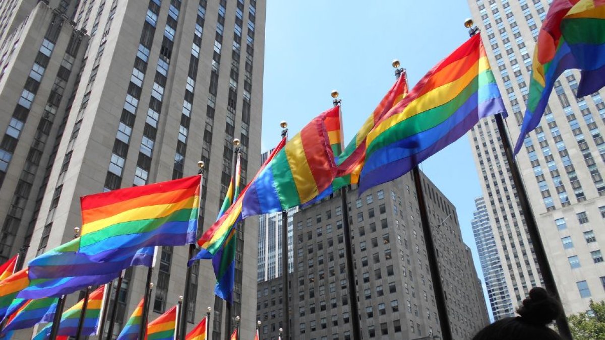 Banderas LGBT desplegadas alrededor de Rockefeller Center con motivo del Mes del Orgullo.