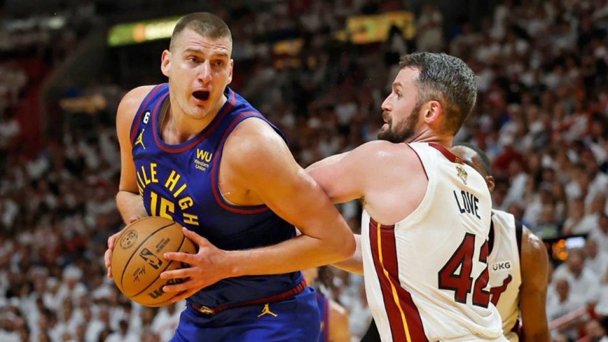Nikola Jokic (Denver Nuggets) defendido por Kevin Love (Miami Heat) en el tercer juego de las Finales de la NBA 2023.