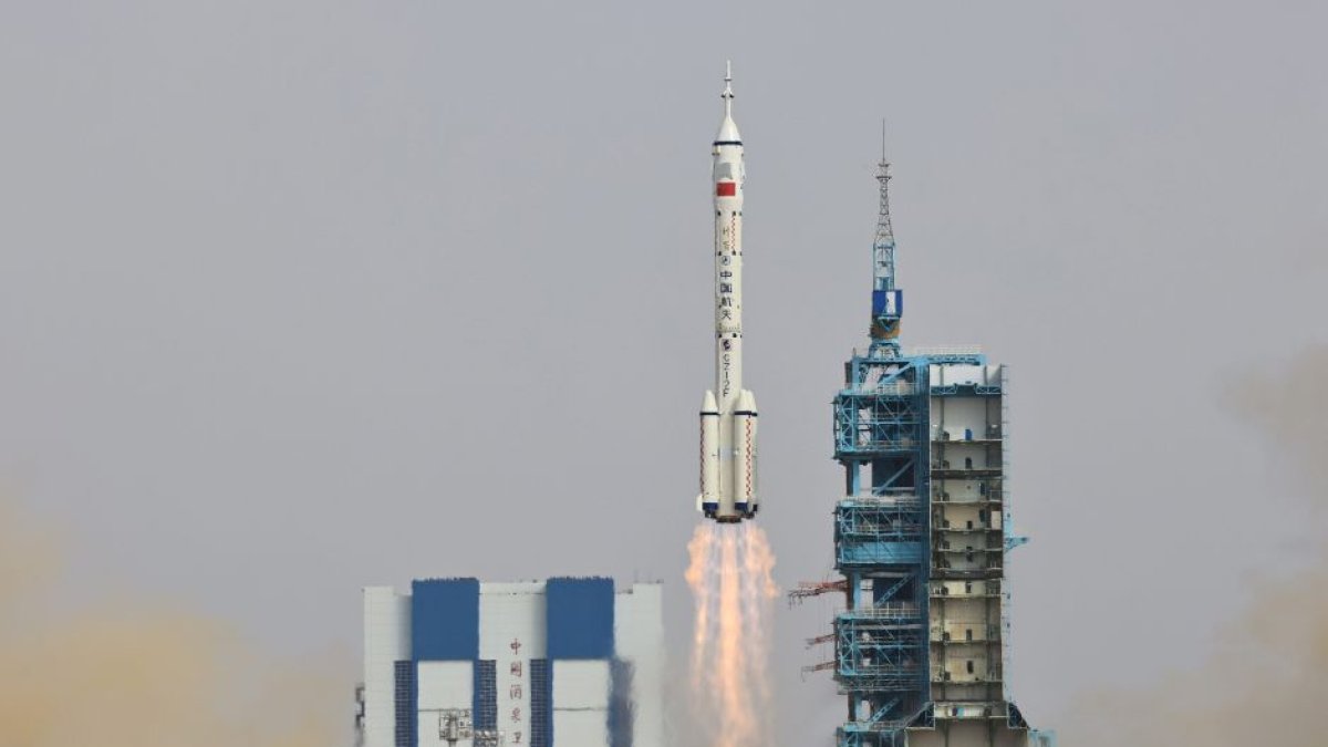 La nave espacial tripulada Shenzhou-16, sobre un cohete portador Long March-2F, despega del Centro de Lanzamiento de Satélites de Jiuquan, en el noroeste de China, el 30 de mayo de 2023.