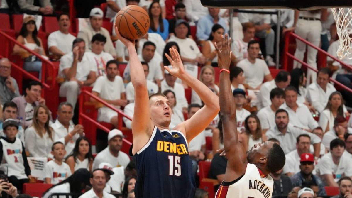 Nikola Jokic, de los de los Denver Nuggets, lanza el balón contra el pívot de los Miami Heat Bam Adebayo durante el cuarto partido de las Finales de la NBA 2023. (Cordon Press)