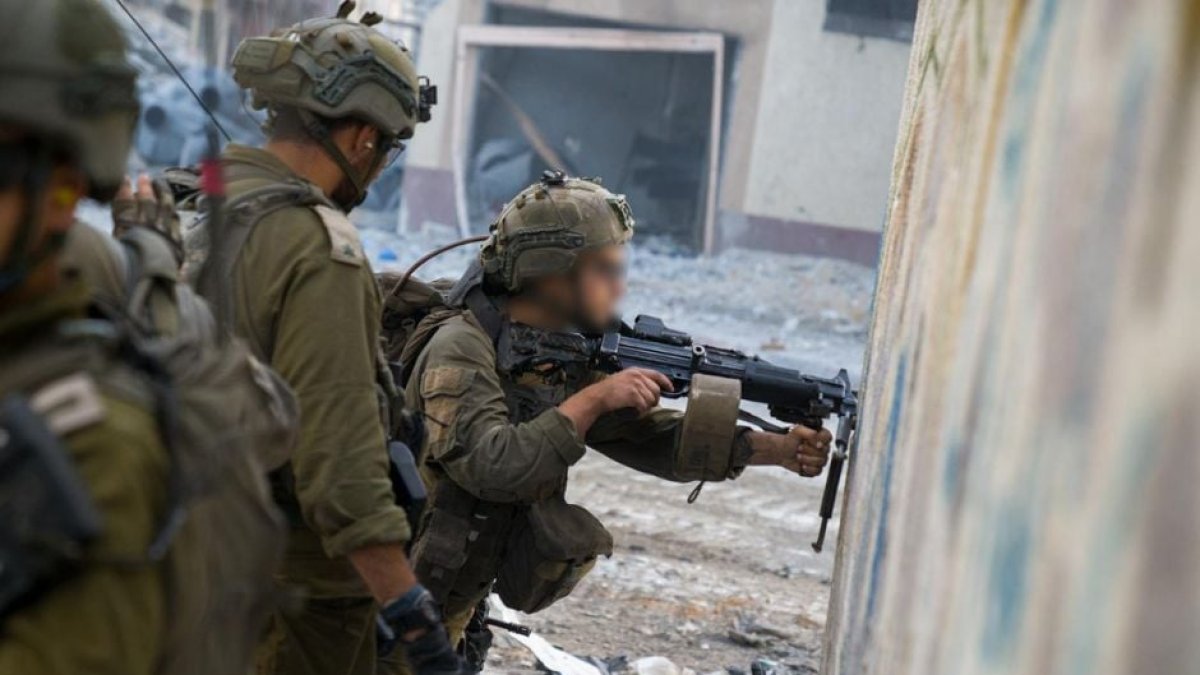 Esta foto publicada por las Fuerzas de Defensa de Israel (FDI) el 10 de diciembre de 2023 muestra a tropas israelíes realizando operaciones militares en la Franja de Gaza.