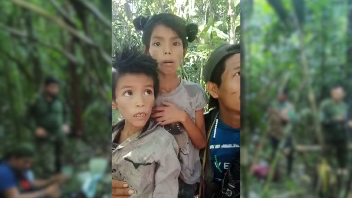 Captura de pantalla de un vídeo que muestra a los niños y sus rescatistas en la selva amazónica.