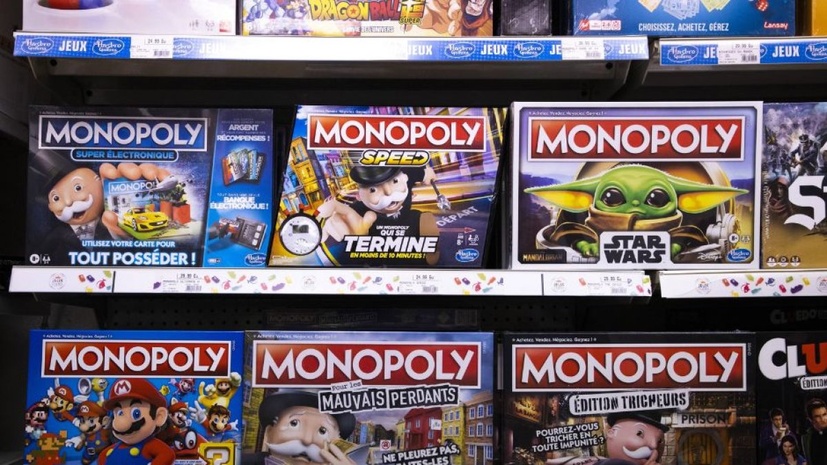 Estantería con diversos Monopoly, uno de los juegos más populares creados por Hasbro. La compañía juguetera Mattel también advirtió sobre problemas en la industria.