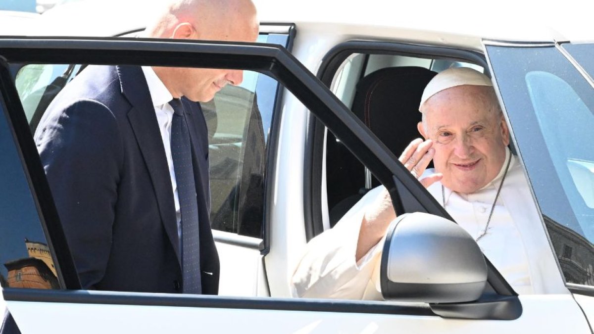El papa Francisco abandona el Hospital Gemelli de Roma el 16 de junio de 2023 tras someterse a una cirugía abdominal nueve días atrás.