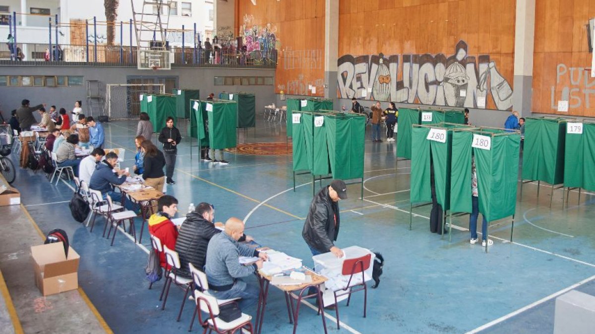 Imagen de archivo de un centro de votación durante la elección de los constituyentes que redactaron el segundo intento de texto constitucional en Chile.