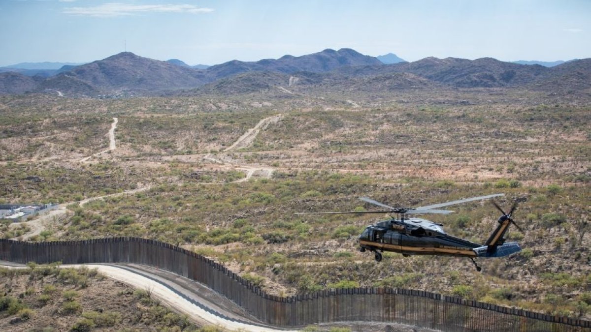 Un helicóptero de la Patrulla Fronteriza sobrevuela la frontera en el sector de Tucson, en una foto de Archivo.