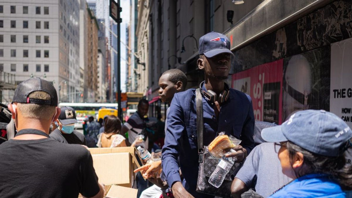 Inmigrantes ilegales reciben comida en Nueva York.
