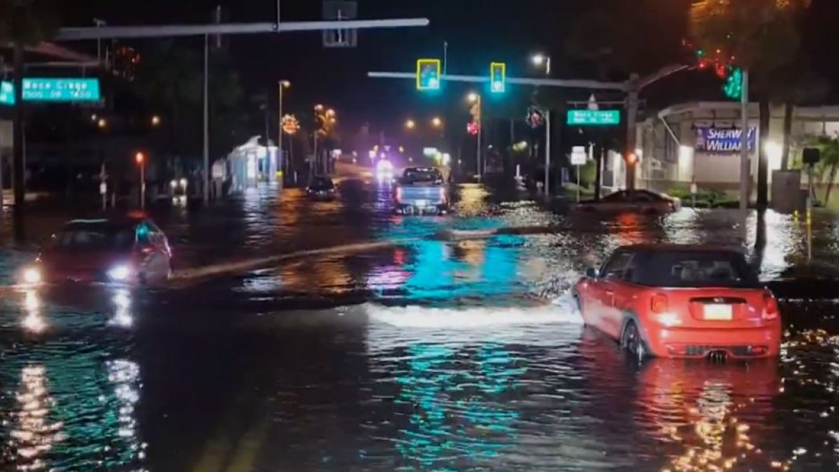 Captura de pantalla de un video de la cuenta @tropicalupdate en X (Twitter) donde se puede ver una inundación en Florida.