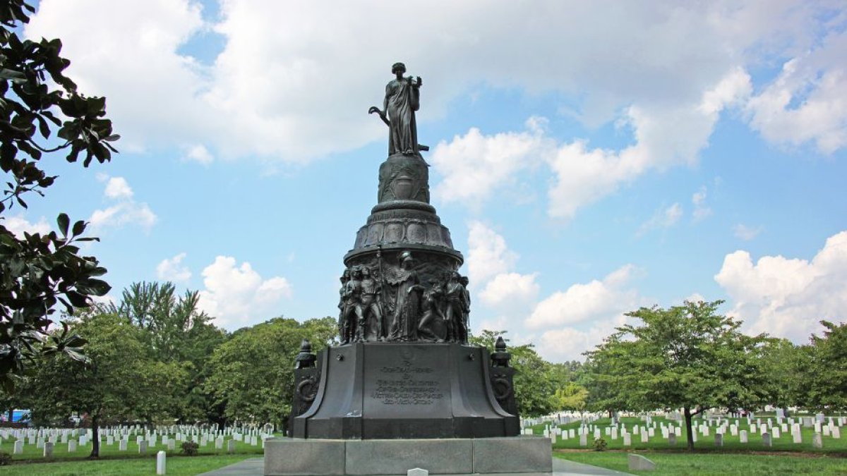 Imagen del monumento confederado del Cementerio Nacional de Arlington. Su retirada está programada para el próximo 22 de diciembre de 2023.
