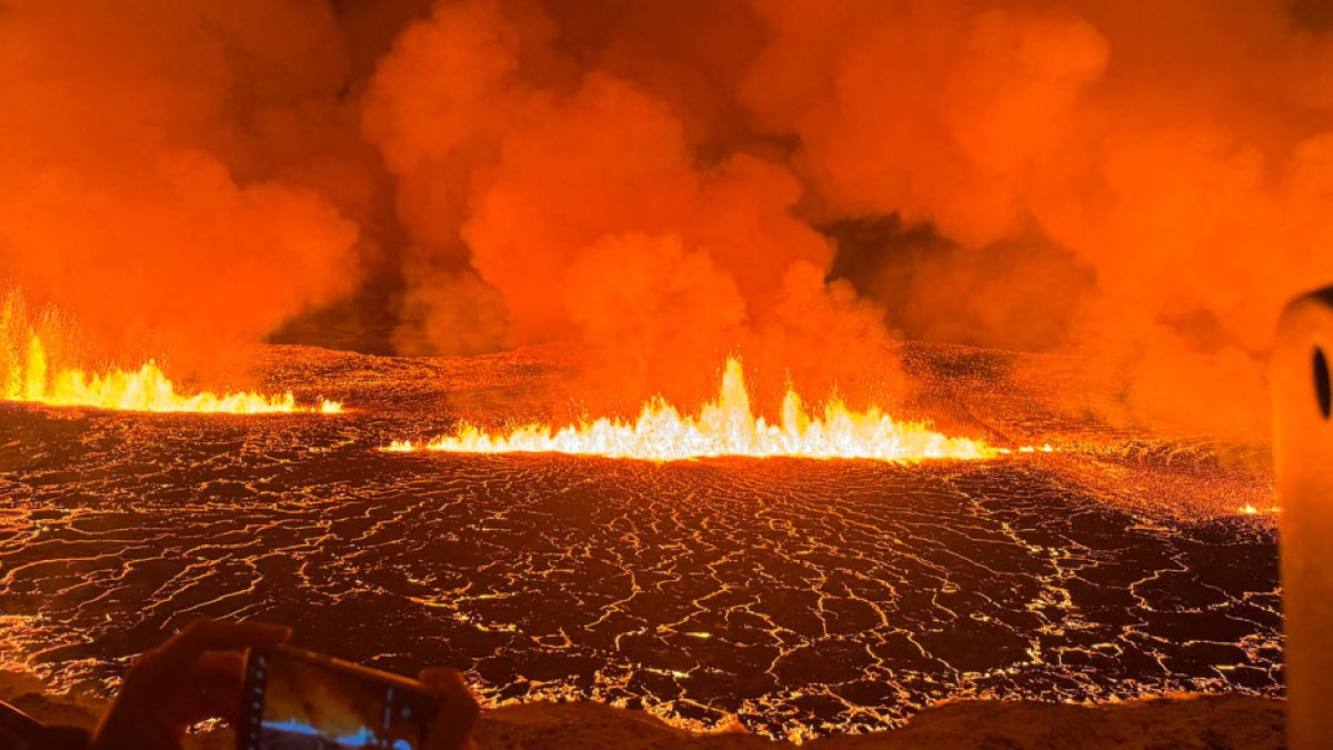 Erupción del volcán Fagradalsfjall el 18 de diciembre de 2023. El volcán de Islandia llevaba con una intensa actividad sísmica desde hace varios meses.