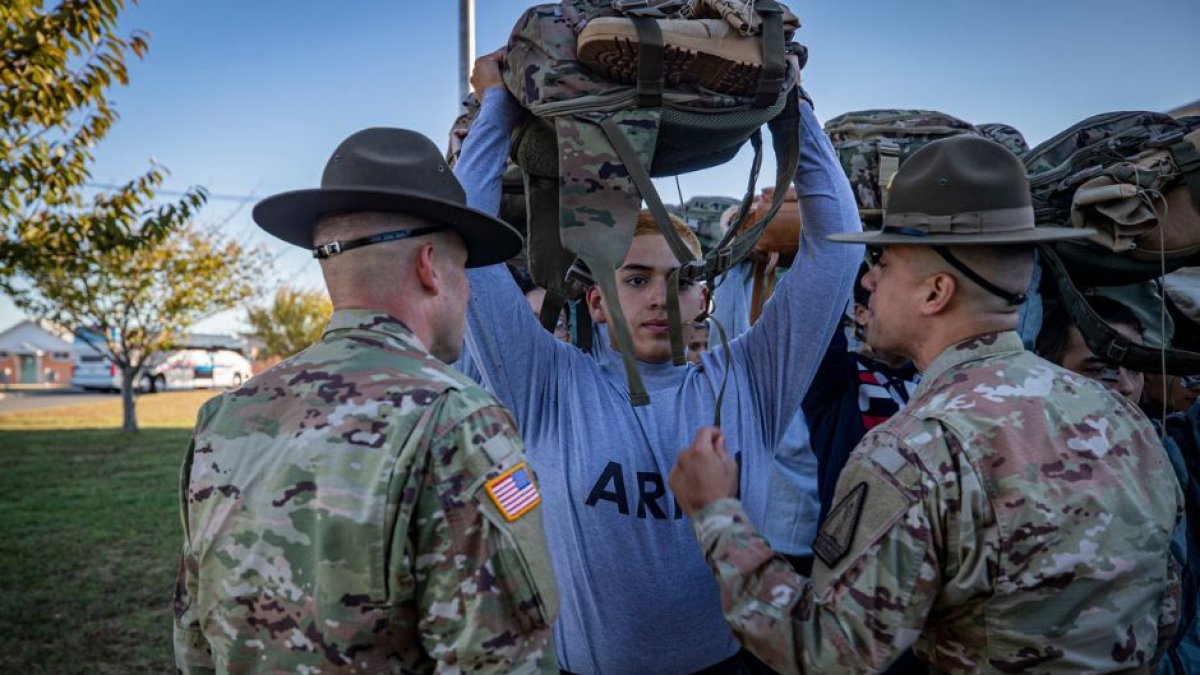 Sargentos instructores del Ejército instruyen a un recluta.