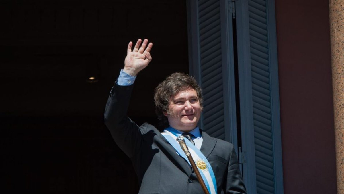 Imagen de archivo de Javier Milei saludando a sus partidarios desde un balcón del palacio de gobierno tras tomar posesión como presidente argentino.