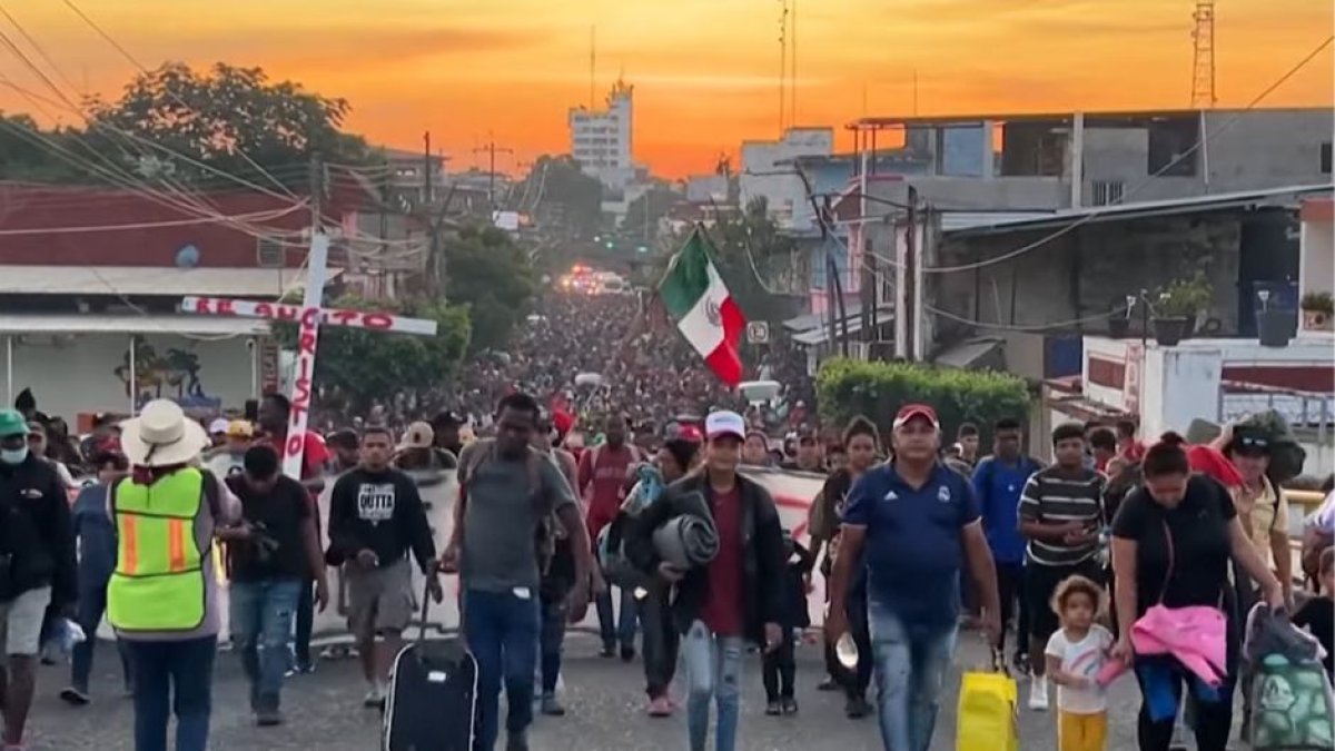 Captura de pantalla de una grabación de DW Español donde se puede ver la caravana de inmigrantes que comenzó a cruzar México hacia Estados Unidos durante Navidad