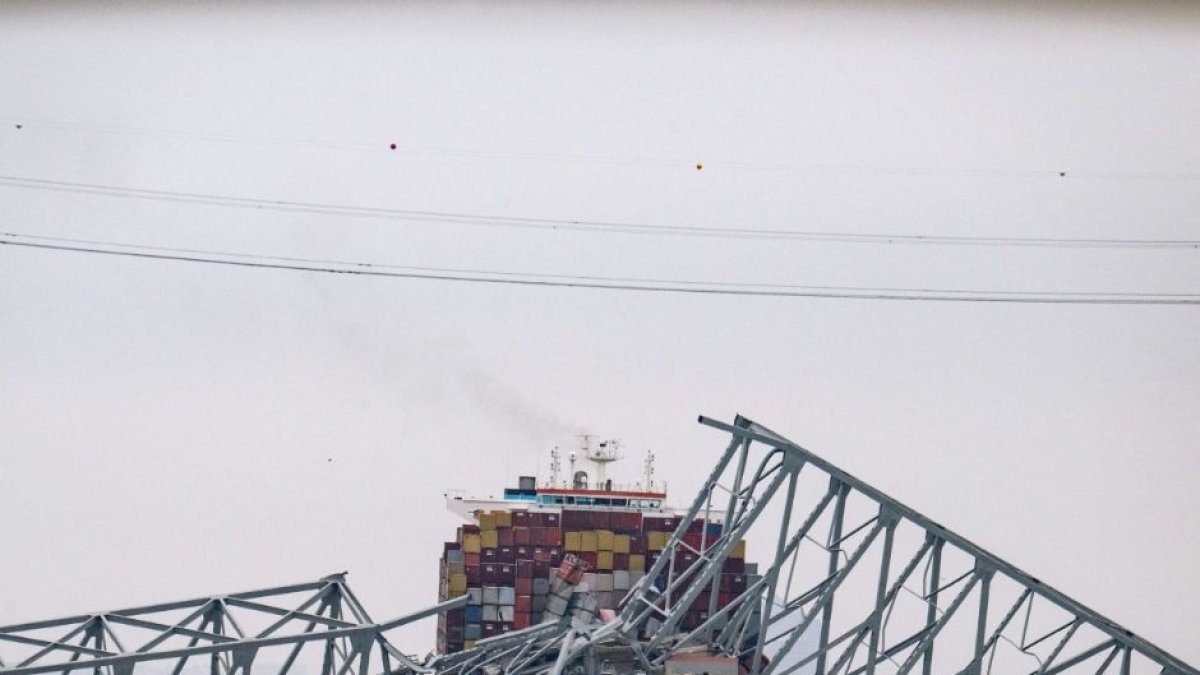 El puente Francis Scott Key colapsado se encuentra encima del buque portacontenedores Dali en Baltimore