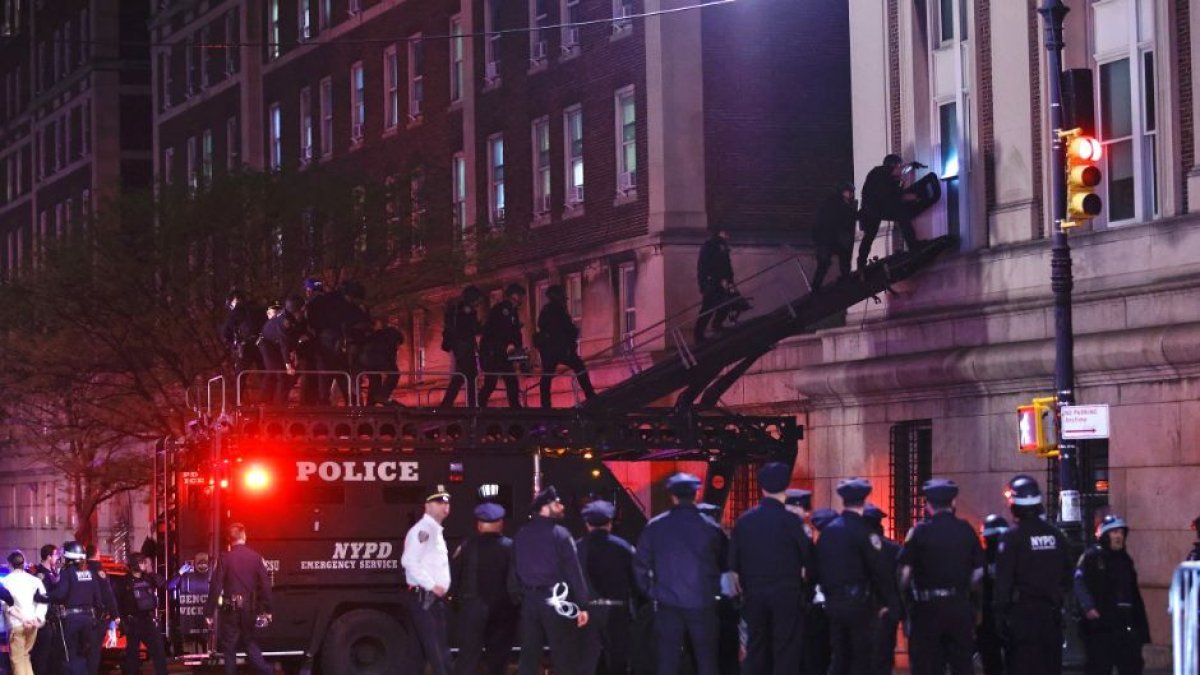 Oficiales de la policía de Nueva York con equipo antidisturbios irrumpen en un edificio de la Universidad de Columbia
