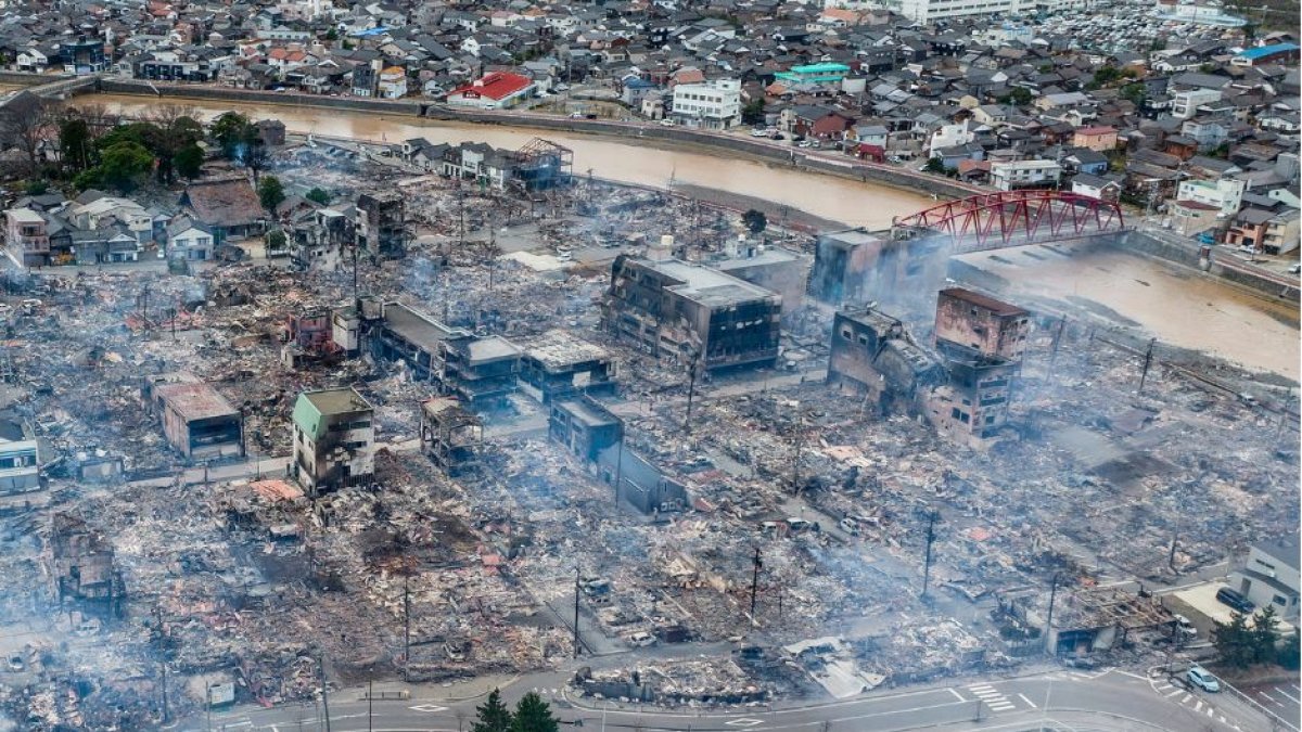 Foto aérea que muestra humo saliendo de una zona afectada por el terreomoto de Japón tras un gran incendio en Wajima, prefectura de Ishikawa, el 2 de enero de 2024,