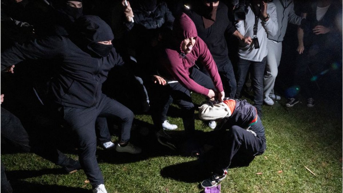 . El 1 de mayo de 2024 estallaron enfrentamientos en torno a manifestaciones propalestinas en la Universidad de California en Los Ángeles, según mostraron imágenes de la televisión estadounidense, mientras universidades de todo Estados Unidos luchan por contener protestas similares en decenas de campus.