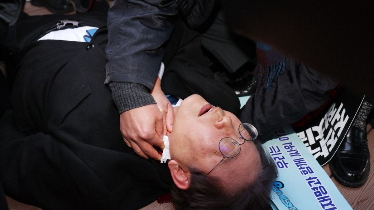 El líder del partido de la oposición surcoreano Lee Jae-myung es atendido tras ser agredido en Busan.