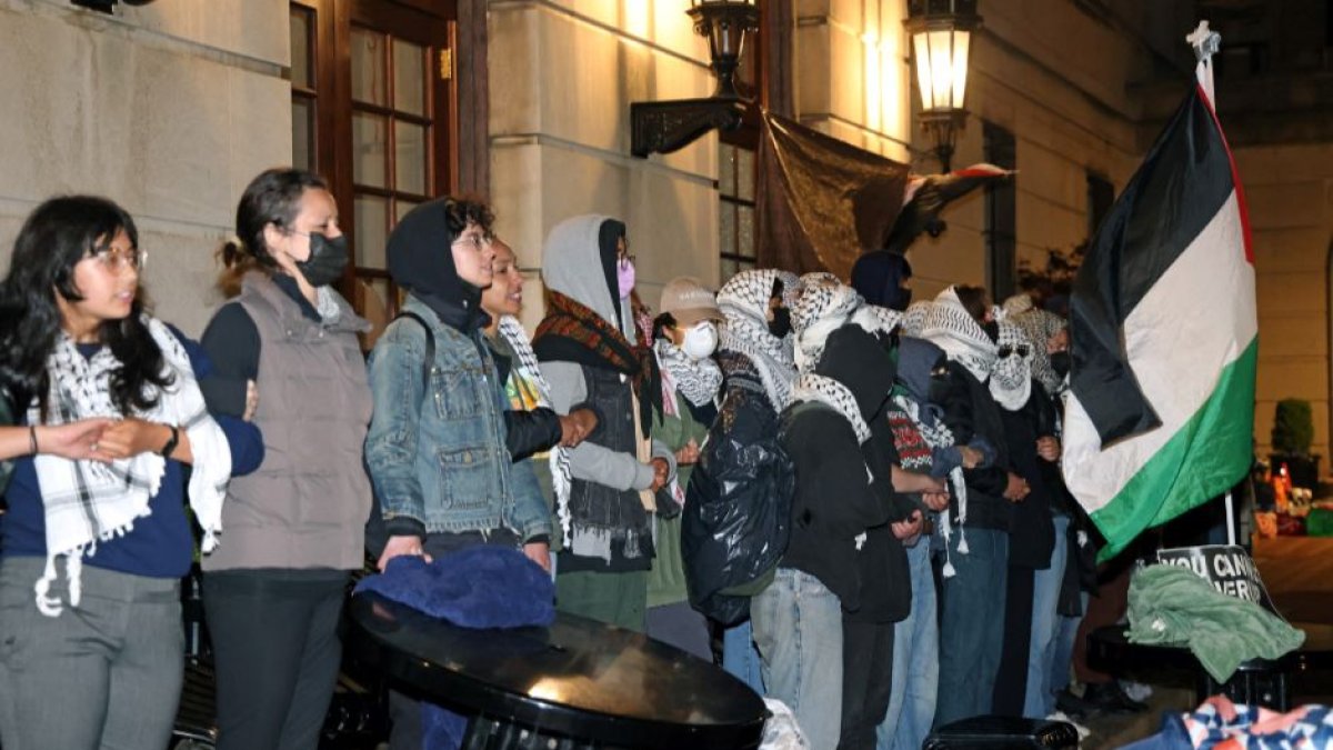 Estudiantes manifestantes pro palestinos se cruzan de brazos en la entrada de Hamilton Hall en el campus de la Universidad de Columbia