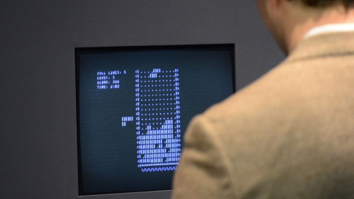 Imagen de una persona el 1 de marzo de 2013 jugando al Tetris durante una exposición llevada a cabo en Nueva York.