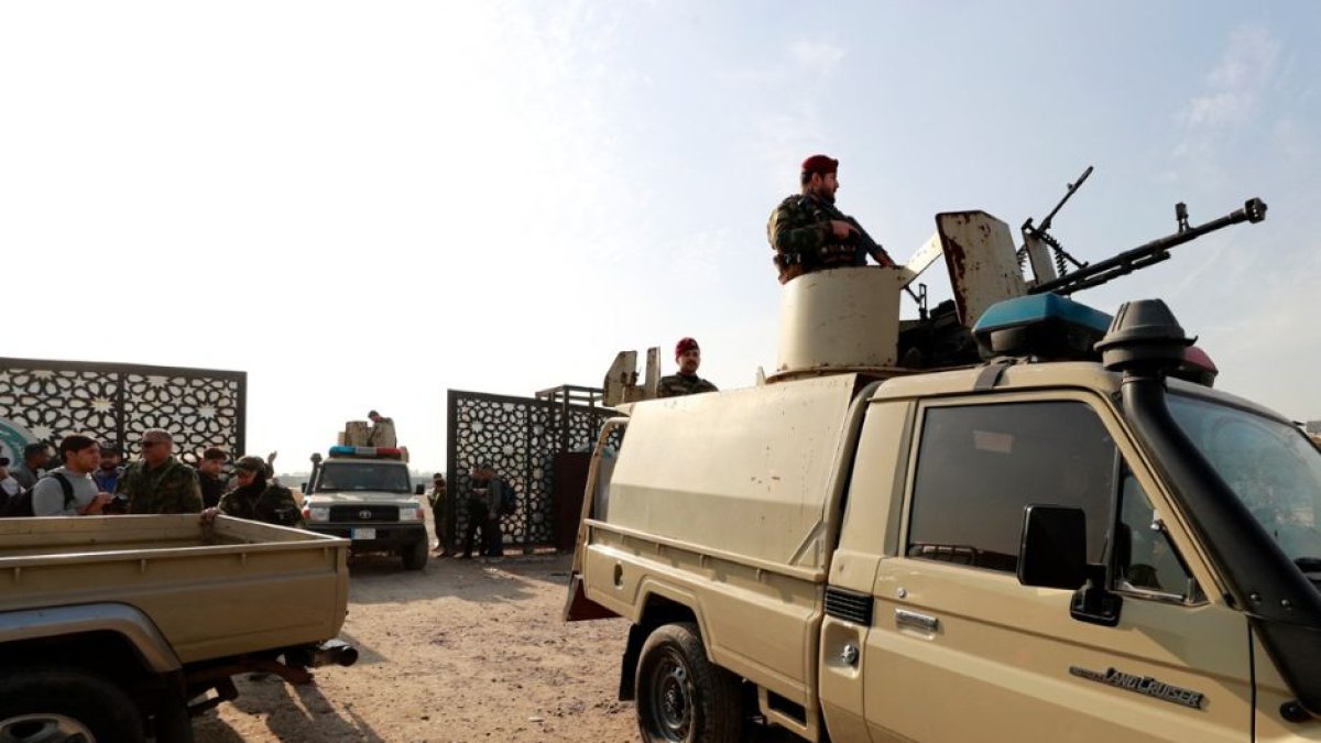 Imagen del 4 de enero de 2024 de los milicianos de Hashed al-Shaabi en la entrada de su base situada en Bagdad, Irak.