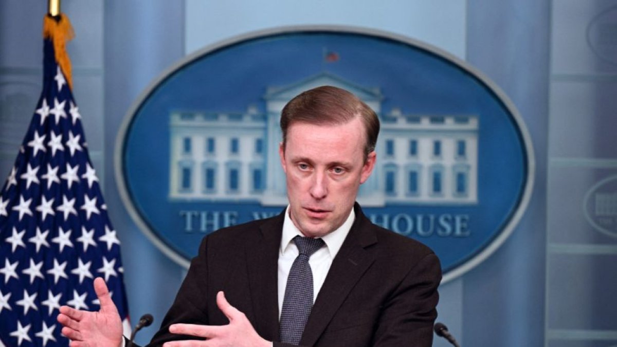 El asesor de seguridad nacional, Jake Sullivan, habla durante la rueda de prensa diaria en la Sala de Prensa Brady de la Casa Blanca en Washington, DC.