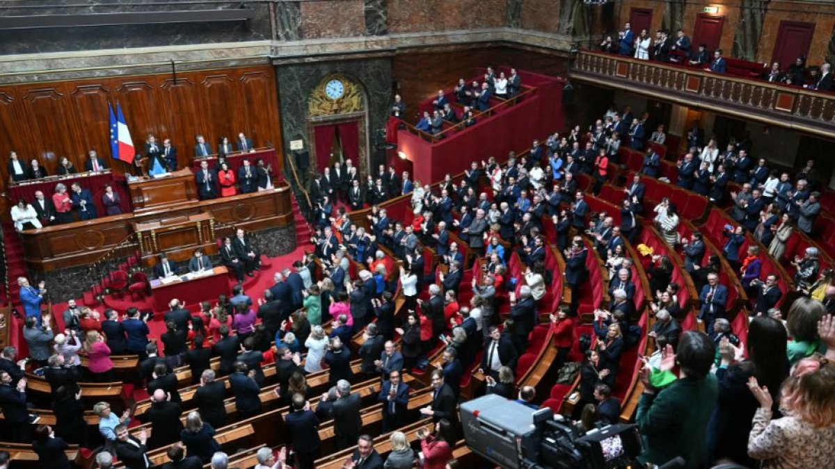Imagen del Congreso de Francia votando sobre incluir el derecho al aborto en la Constitución el lunes, 4 de marzo de 2024. La votación fue aprobada.