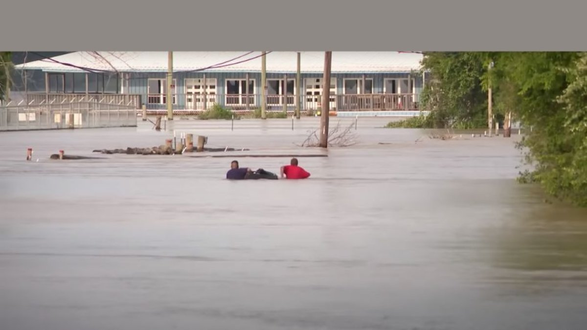 Captura de pantalla de un vídeo de KHOU 11 de las inundaciones que tuvieron lugar el fin de semana de principios de mayo en Texas.