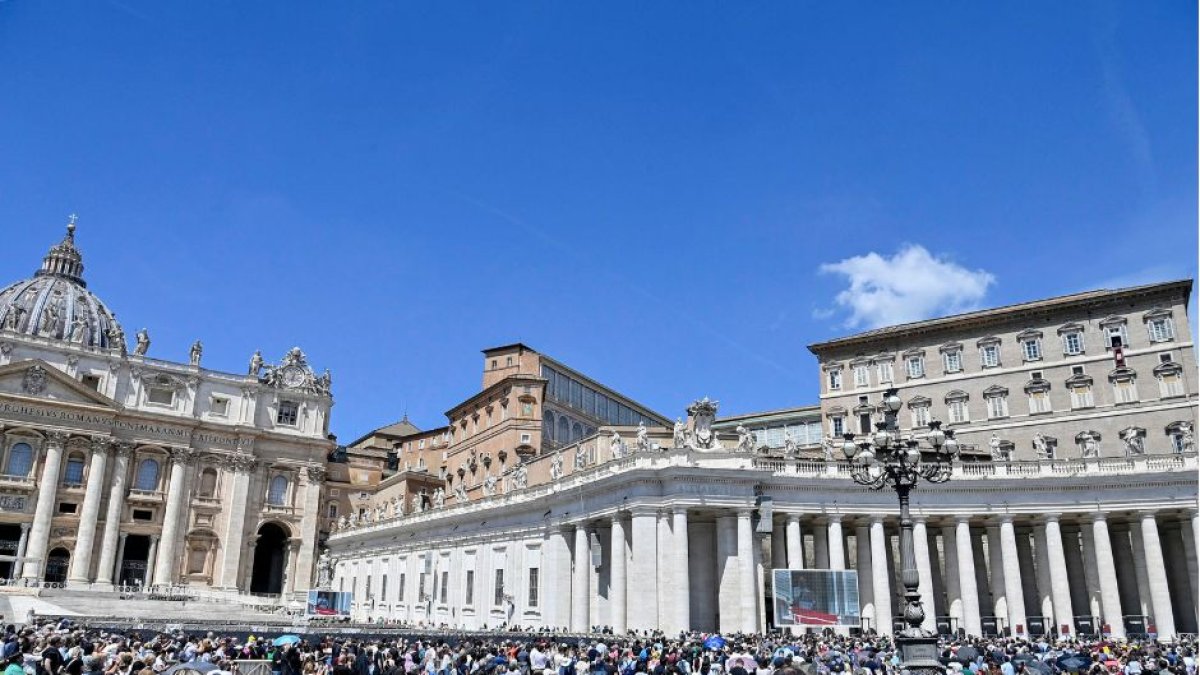 El Papa Francisco dirige la oración del Regina Coeli desde la ventana de su despacho con vistas a la Plaza de San Pedro, Ciudad del Vaticano, 5 de mayo de 2024.