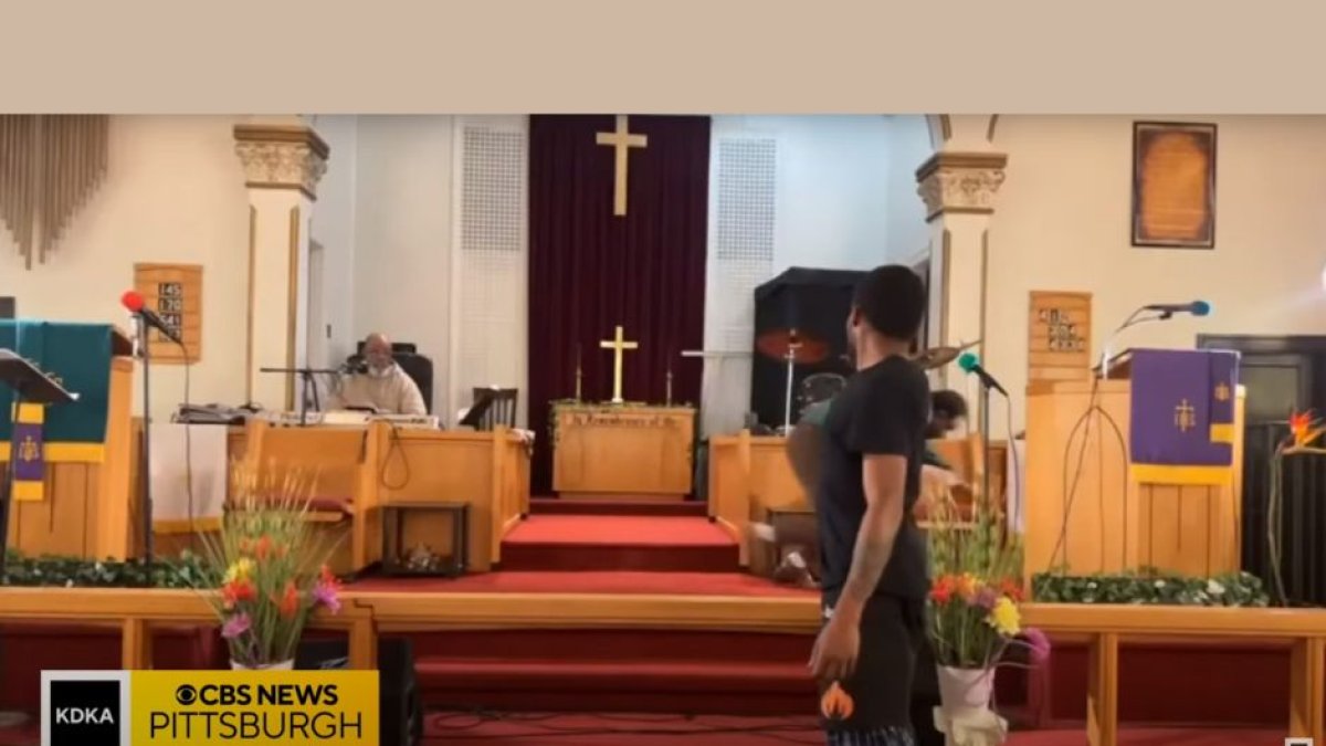 Captura de pantalla de CBS Pittsburgh del momento en el que un tirador intentó disparar a un pastor de una iglesia situada en Pensilvania.