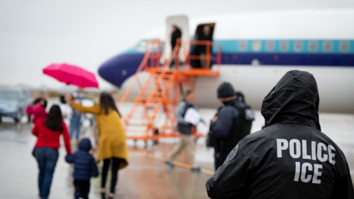 Inmigrantes suben a un avión en una foto de archivo.