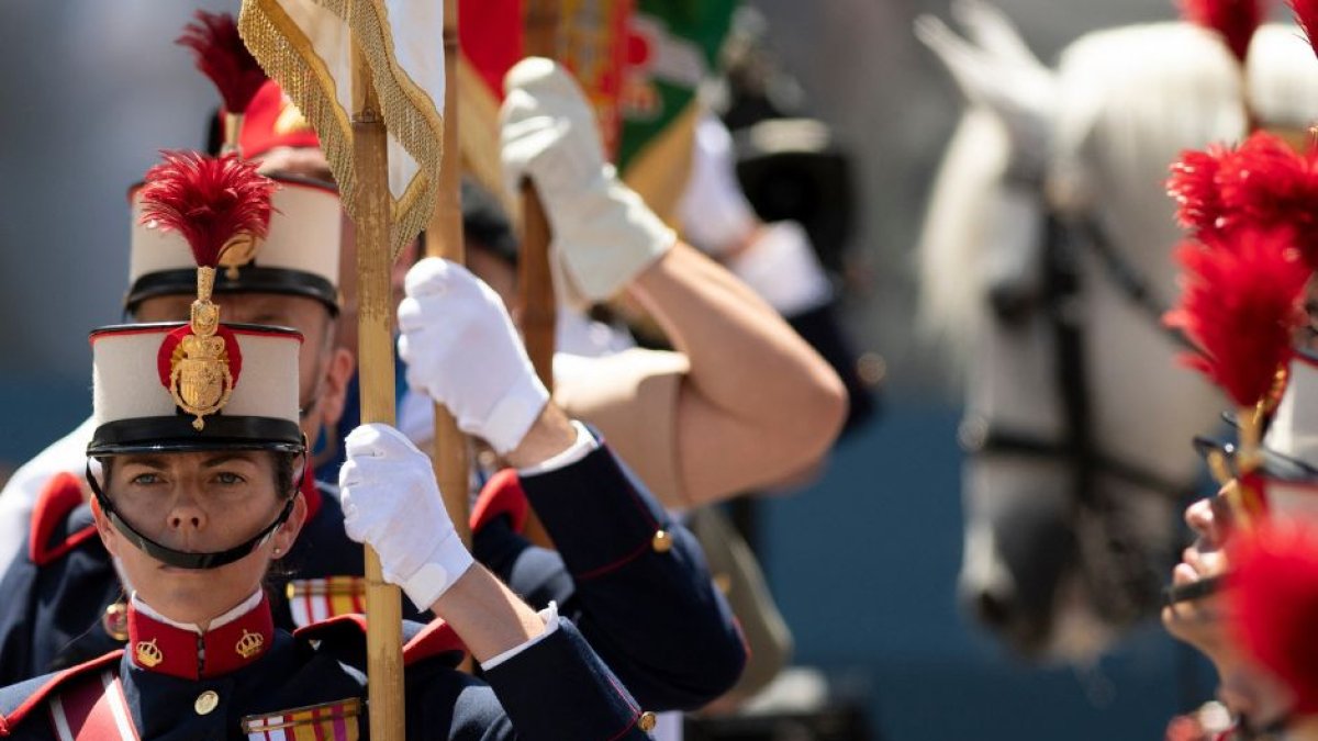 Tropas españolas desfilan durante el desfile militar del Día de las Fuerzas Armadas en Granada el 3 de junio de 2022.
