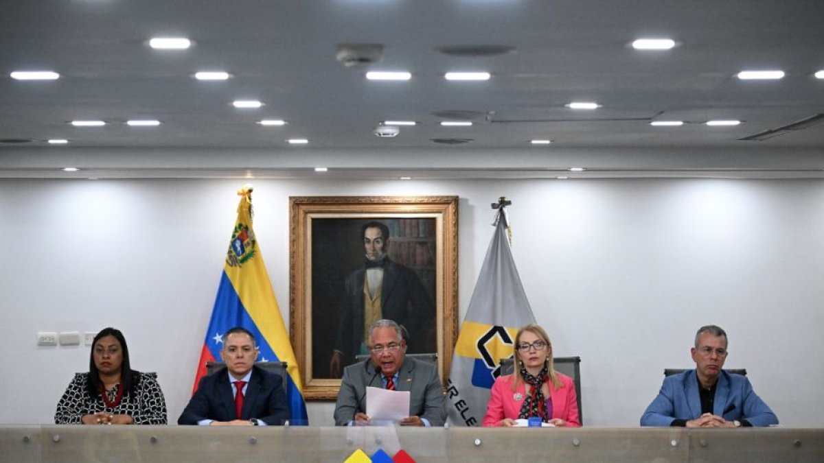 El presidente del Consejo Nacional Electoral (CNE) de Venezuela, Elvis Amoroso (C), habla junto a los rectores Aime Nogal (I), Carlos Quintero (2-L), Rosalba Gil (2-R) y Juan Carlos Delpino (R). Durante una conferencia de prensa en la sede del CNE