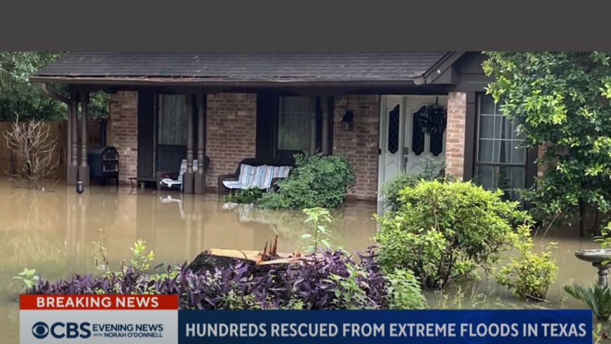 Captura de pantalla proporcionada por CBS Evening News con los destrozos que provocó en Texas la tormenta primaveral que azotó el estado el lunes, 6 de mayo.
