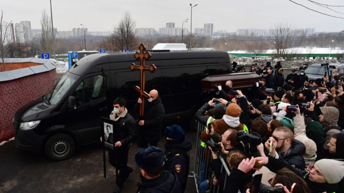 Pallbearers carry the coffin of late Russian opposition leader Alexei Navalny during a funeral ceremony at the Borisovo cemetery