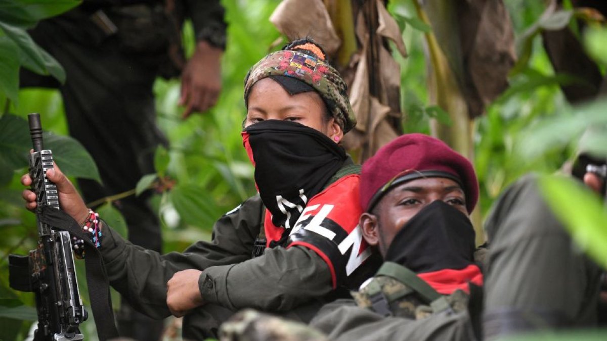 Terroristas del Ejército de Liberación Nacional (ELN) descansan cerca del río Baudo en la provincia de Choco, Colombia, el 26 de octubre de 2023.