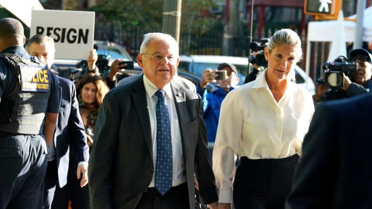 El senador demócrata Bob Menéndez y su esposa enfrentan 18 nuevos cargos criminales