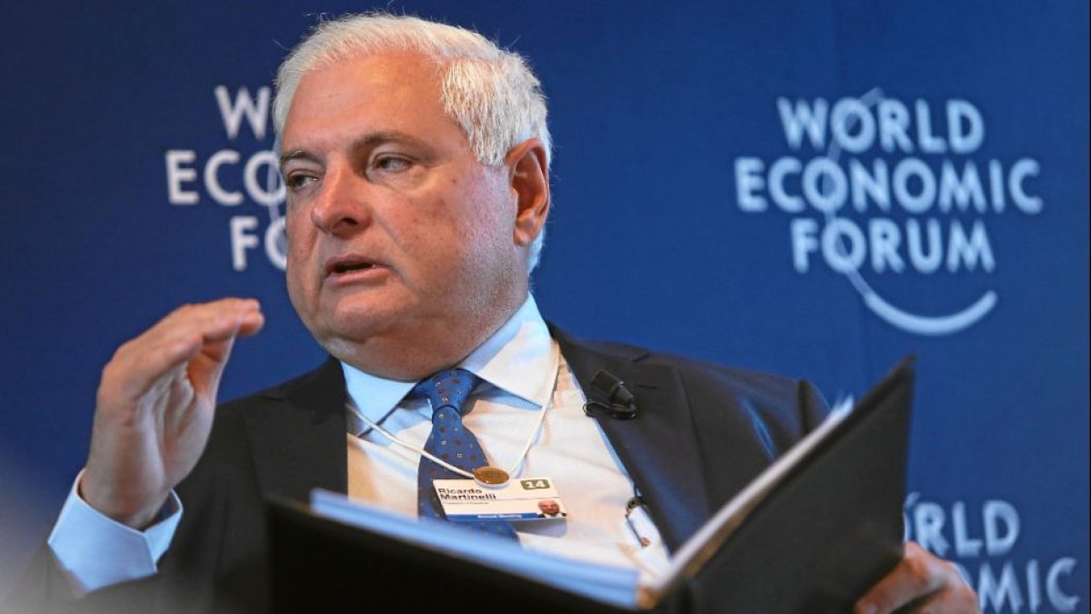 Ricardo Martinelli, expresidente de Panamá gesticula durante la sesión 'El Nuevo Contexto Latinoamericano' en la Reunión Anual 2014 del Foro Económico Mundial en el centro de congresos de Davos