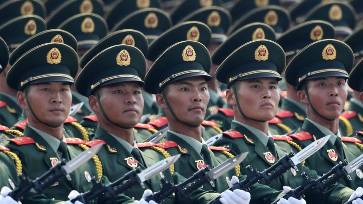 Una formación de la Policía Armada Popular China participa en un desfile militar para celebrar el 70 aniversario de la fundación de la República Popular China en Pekín.