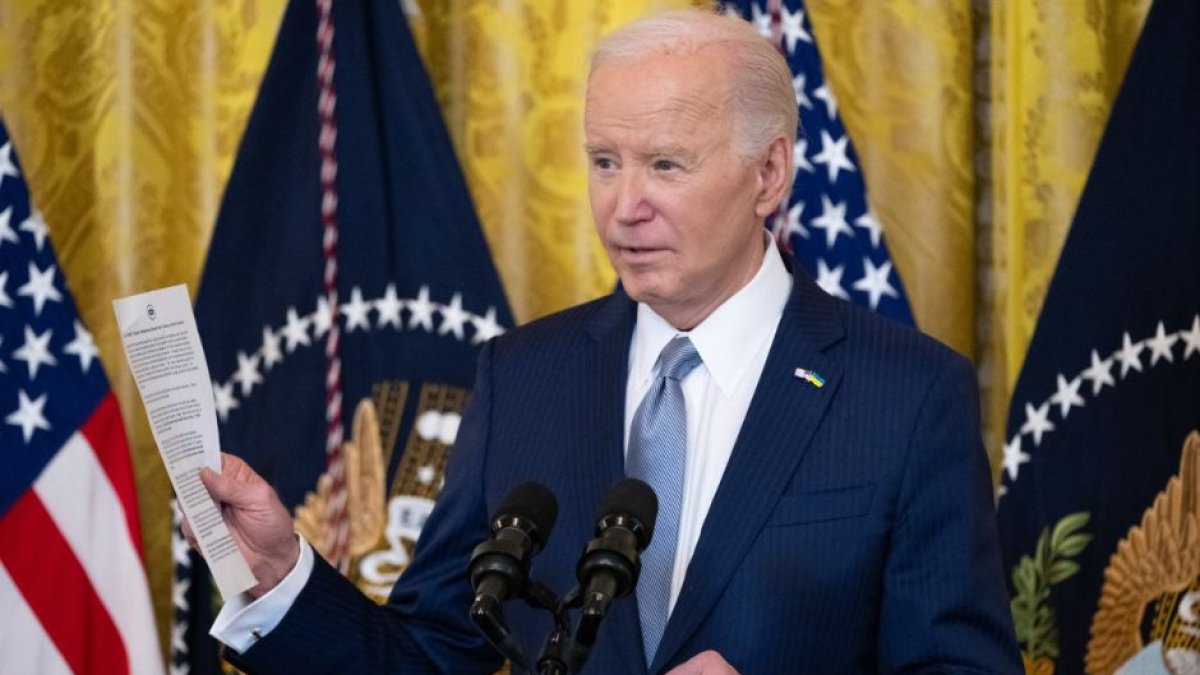 Joe Biden, habla con un grupo bipartidista de gobernadores en el Salón Este de la Casa Blanca en Washington, DC