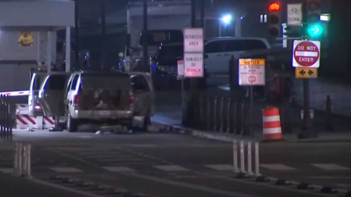 Captura de pantalla de un vídeo proporcionado por NBC News con las autoridades de Washington retirando el vehículo que se estrelló contra una verja en la Casa Blanca.