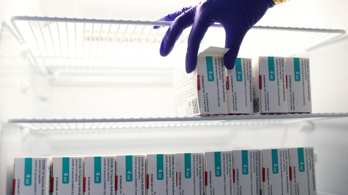 Frascos de la vacuna contra el coronavirus de AstraZeneca almacenados en un frigorífico de temperatura controlada